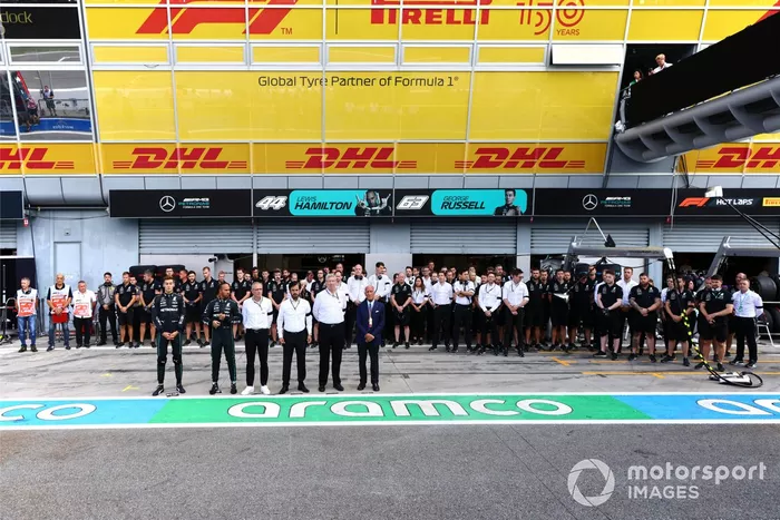 George Russell, Mercedes AMG, Lewis Hamilton, Mercedes AMG, Stefano Domenicali, director general de la Fórmula 1, Mohammed bin Sulayem, presidente de la FIA, Ross Brawn, director general de deportes de motor de la FOM, Angelo Damiani Sticchi, junto con el equipo Mercedes, en homenaje a Su Majestad la Reina