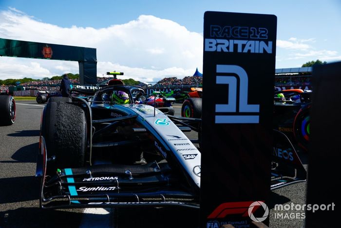 El ganador de la carrera Lewis Hamilton, Mercedes F1 W15, se detiene en parc ferme junto a Lando Norris, McLaren MCL38