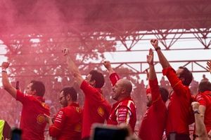 A equipa Ferrari festeja na cerimónia do pódio