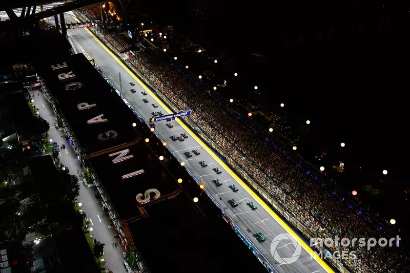 Lando Norris, McLaren MCL38, Max Verstappen, Red Bull Racing RB20, Lewis Hamilton, Mercedes F1 W15, George Russell, Mercedes F1 W15, le reste du peloton au départ.