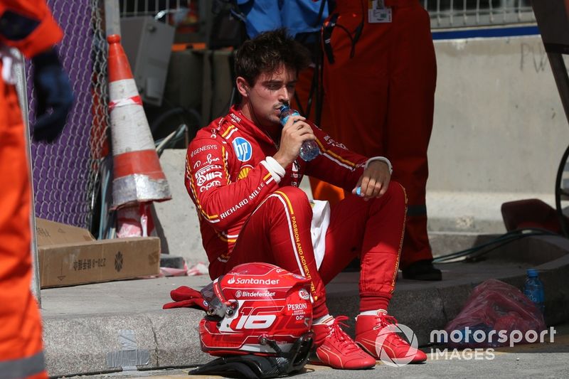 Charles Leclerc, Scuderia Ferrari, se sienta tras chocar contra la barrera