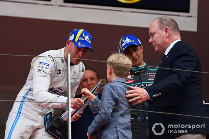Podio: Stoffel Vandoorne, Mercedes-Benz EQ, 1ª posición, recibe su trofeo de manos de miembros de la familia real monegasca