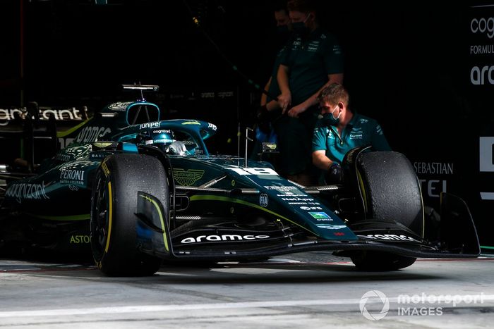 Lance Stroll, Aston Martin AMR22, sale del garaje