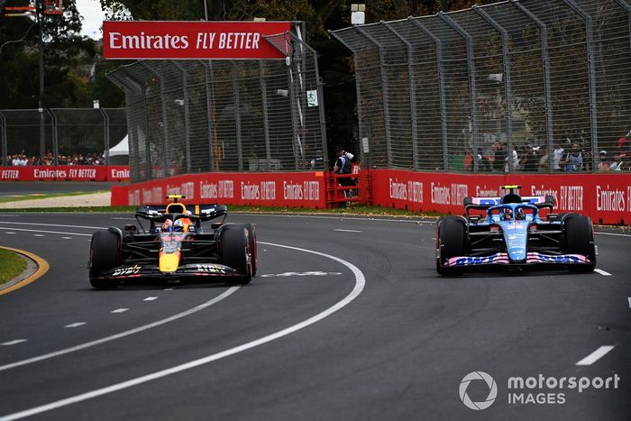 Sergio Pérez, Red Bull Racing RB18, Esteban Ocon, Alpine A522