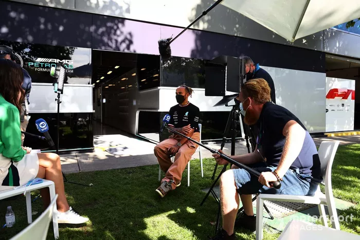 Lewis Hamilton, Mercedes-AMG, es entrevistado