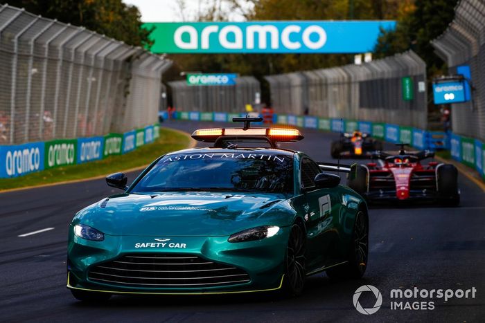 El Safety Car Charles Leclerc, Ferrari F1-75, Max Verstappen, Red Bull Racing RB18