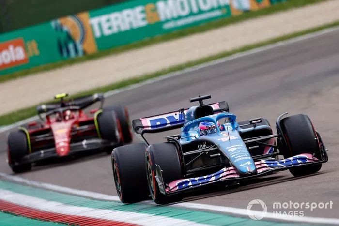 Fernando Alonso, Alpine A522, Carlos Sainz Jr., Ferrari F1-75