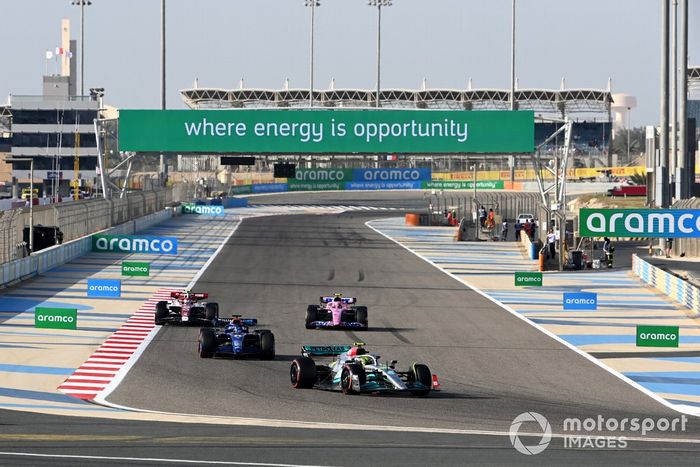 Lewis Hamilton, Mercedes W13, Alex Albon, Williams FW44, Esteban Ocon, Alpine A522, Guanyu Zhou, Alfa Romeo C42