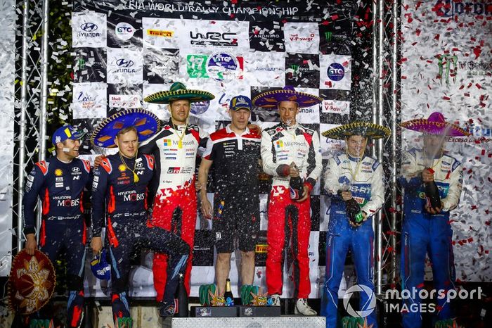 Podio: los ganadores Sébastien Ogier, Julien Ingrassia, Toyota Gazoo Racing WRT Toyota Yaris WRC, segundos Ott Tänak, Martin Järveoja, Hyundai Motorsport Hyundai i20 Coupe WRC, y terceros Teemu Suninen, Jarmo Lehtinen, M-Sport Ford WRT Ford Fiesta WRC