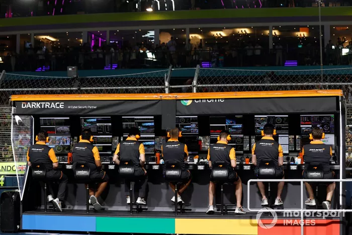 El equipo McLaren en el muro de boxes
