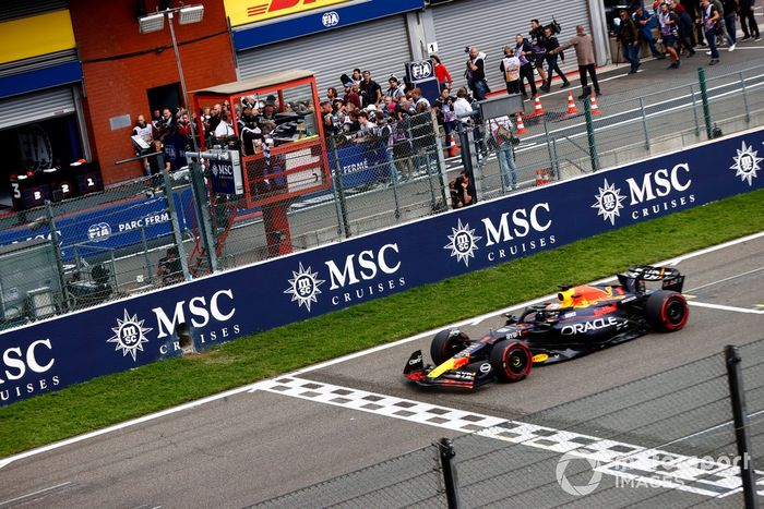 Max Verstappen, Red Bull Racing RB19, 1ª posición, toma la bandera a cuadros
