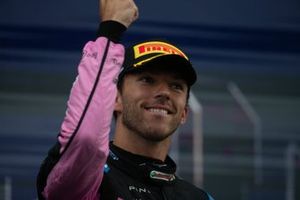 Pierre Gasly, Alpine F1 Team, 3ª posición, celebra en el podio