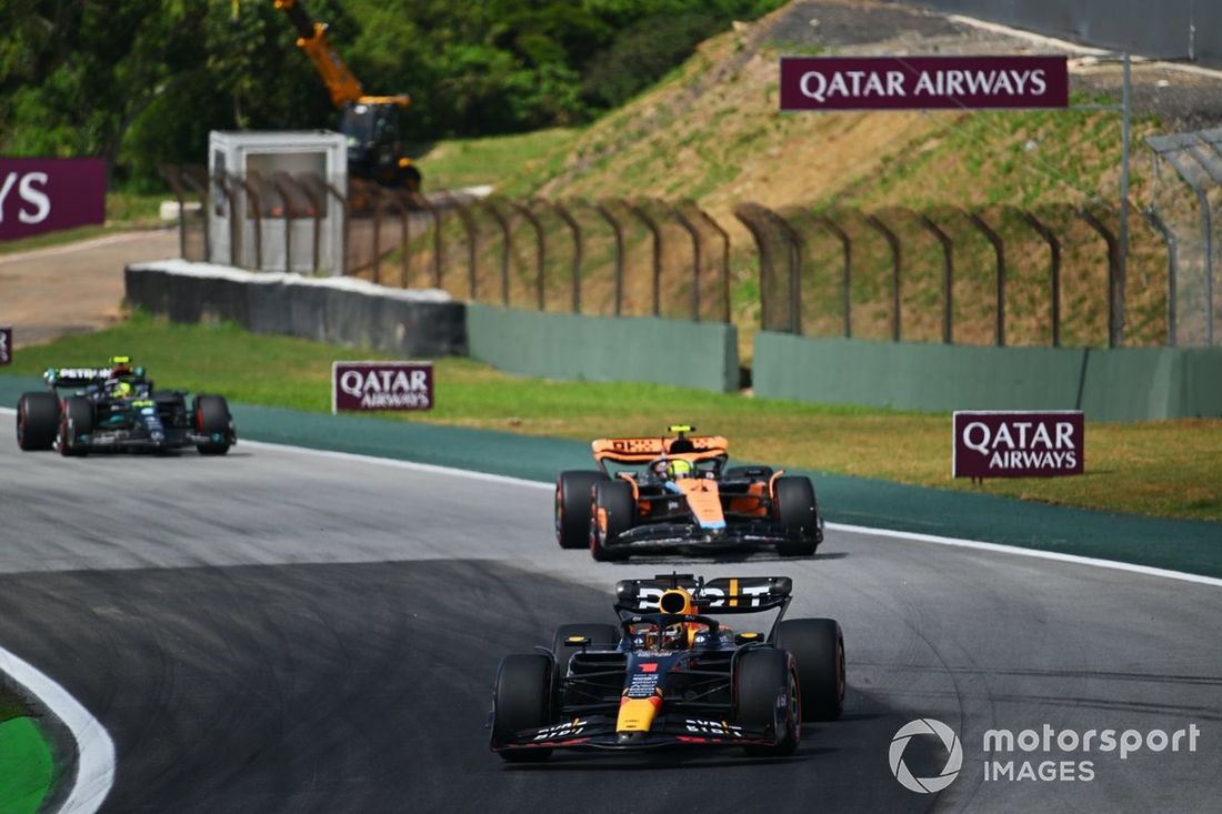 Max Verstappen, Red Bull Racing RB19, Lando Norris, McLaren MCL60, Lewis Hamilton, Mercedes F1 W14