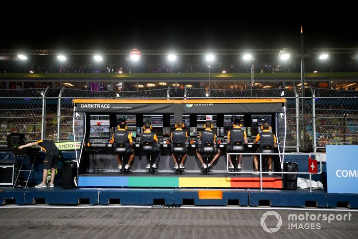El equipo McLaren en el muro de boxes