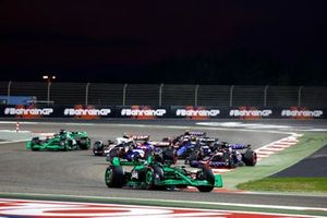 Zhou Guanyu, Stake F1 Team Kick Sauber C44, Esteban Ocon, Alpine A524, Daniel Ricciardo, RB F1 Team VCARB 01, el resto de la parrilla en la salida.