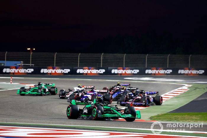 Zhou Guanyu, Stake F1 Team Kick Sauber C44, Esteban Ocon, Alpine A524, Daniel Ricciardo, RB F1 Team VCARB 01, el resto de la parrilla en la salida.