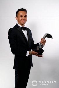 Alexander Albon con su premio Novato del Año