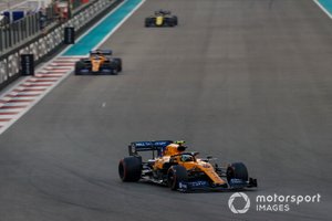 Lando Norris, McLaren MCL34, lidera Carlos Sainz Jr, McLaren MCL34, y Daniel Ricciardo, Renault F1 Team R.S.19