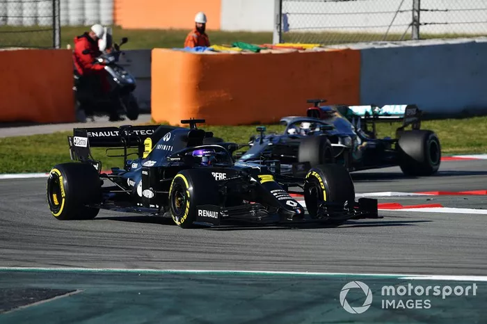 Daniel Ricciardo, Renault F1 Team R.S.20 y Lewis Hamilton, Mercedes F1 W11
