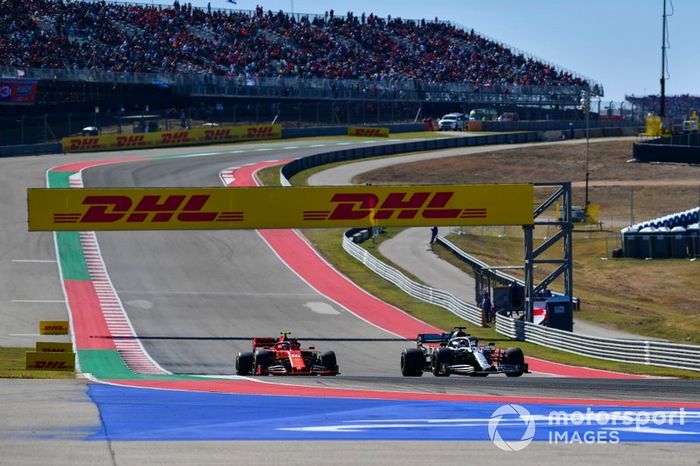 Lewis Hamilton, Mercedes AMG F1 W10, y Charles Leclerc, Ferrari SF90, se dirigen a la parrilla