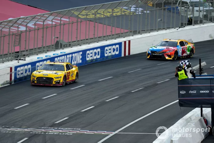 Joey Logano, Equipo Penske, Ford Mustang Shell Pennzoil se acerca a la meta
