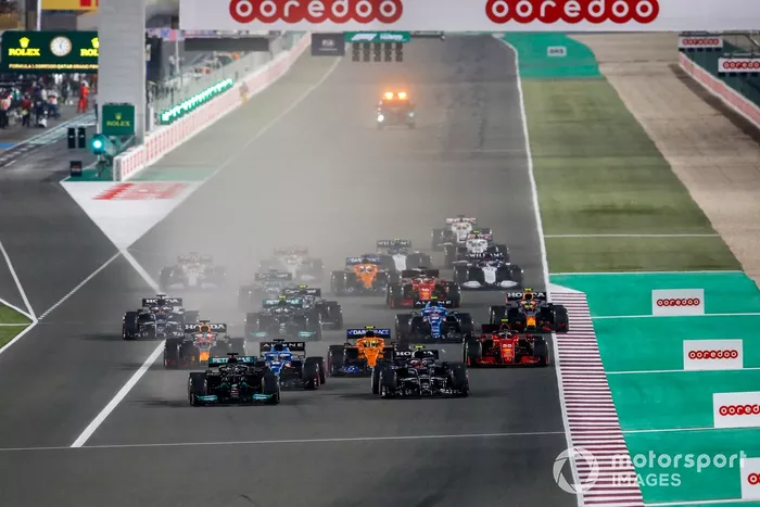 Lewis Hamilton, Mercedes W12, Pierre Gasly, AlphaTauri AT02, Fernando Alonso, Alpine A521, Lando Norris, McLaren MCL35M, y el resto del pelotón en la salida.