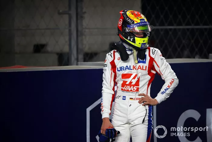 Mick Schumacher, Haas VF-21, se baja de su coche después de estrellarse en la carrera