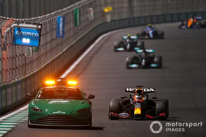 The Safety Car Max Verstappen, Red Bull Racing RB16B, Lewis Hamilton, Mercedes W12 e Valtteri Bottas, Mercedes W12