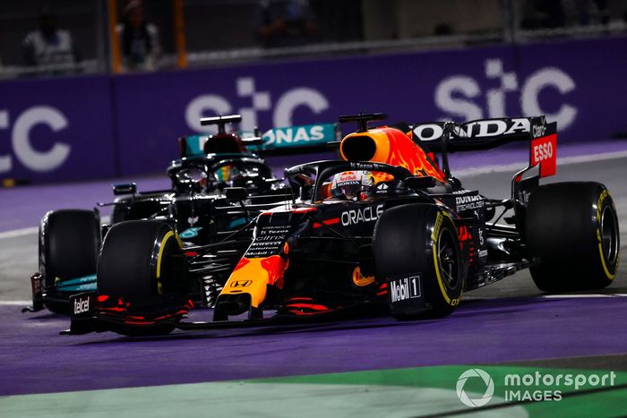 Max Verstappen, Red Bull Racing RB16B, y Lewis Hamilton, Mercedes W12, hacen contacto mientras luchan por el liderato