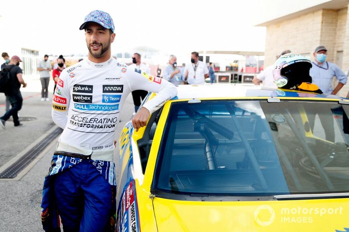 Daniel Ricciardo, McLaren, en el coche de Dale Earnhardt Wrangler Chevrolet Monte Carlo NASCAR de 1984