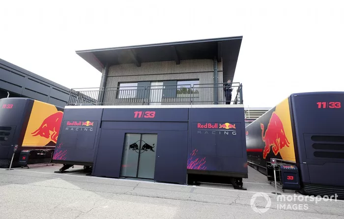 El Red Bull energy station (motorhome de Red Bull) en el paddock