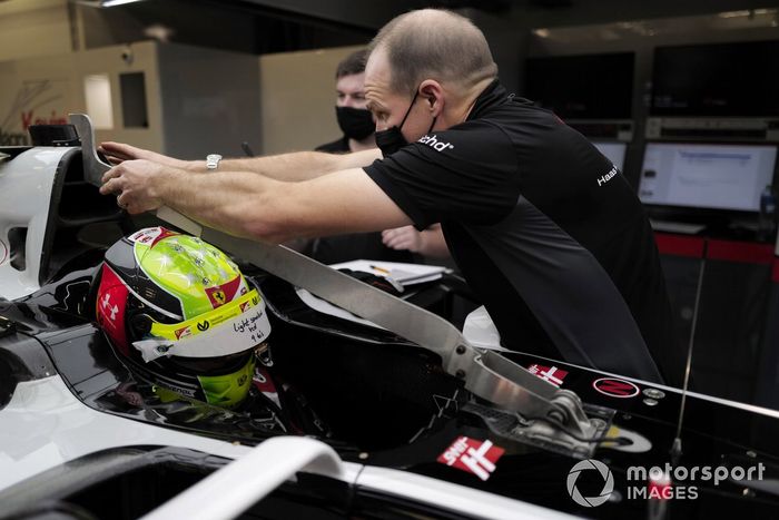 Mick Schumacher ajustando su asiento de Haas F1 con su ingeniero, Gary Gannon