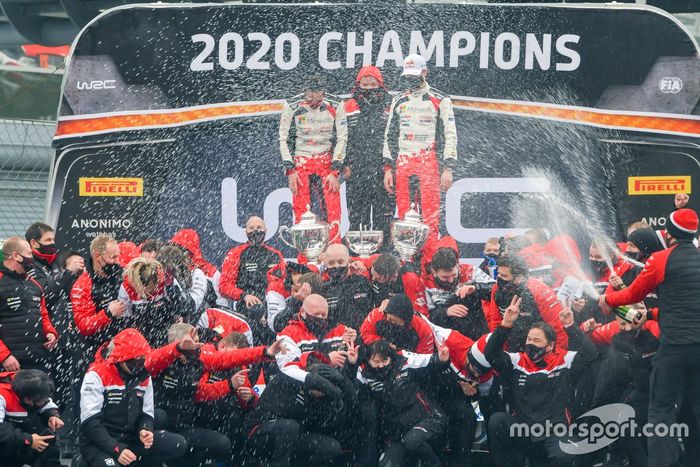 Podio: Sébastien Ogier, Julien Ingrassia, Toyota Gazoo Racing WRT Toyota Yaris WRC con el equipo