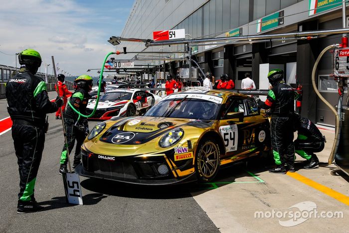#54 Dinamic Motorsport Porsche 911 GT3 R: Laurens Vanthoor, Earl Bamber, Kevin Estre