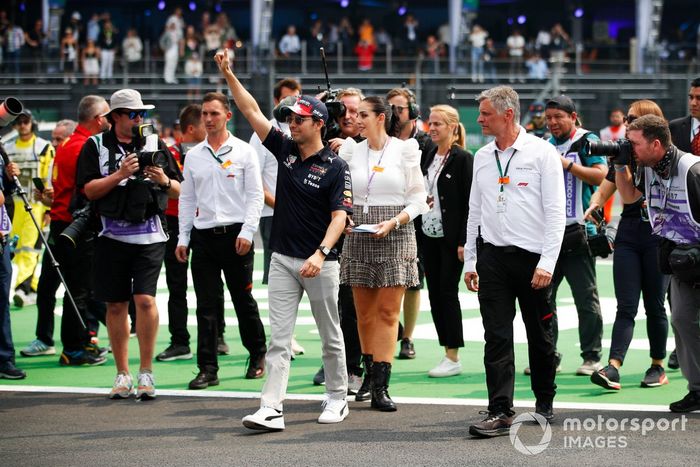 Sergio Pérez, Red Bull Racing, saluda a los aficionados