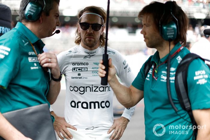 Sebastian Vettel, Aston Martin, en la parrilla