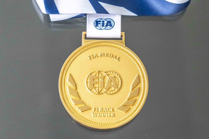 La medalla FIA para el piloto que gane una carrera de F1