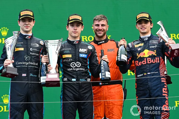 Zak O'Sullivan, Prema Racing, Franco Colapinto, MP Motorsport y Sebastian Montoya, Hitech Pulse-Eight en el podio con el trofeo y el champán.