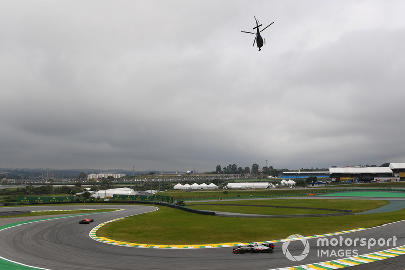 Romain Grosjean, Haas F1 Team VF-18 et un hélicoptère