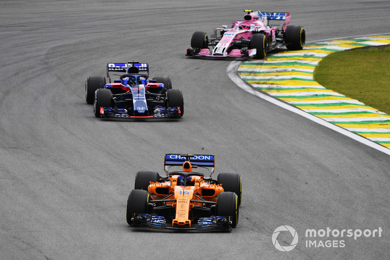Fernando Alonso, McLaren MCL33, Brendon Hartley, Scuderia Toro Rosso STR13 y Esteban Ocon, Racing Point Force India VJM11