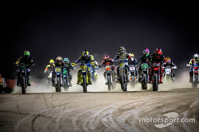 Valentino Rossi junto a los jóvenes pilotos del Motor Ranch VR46