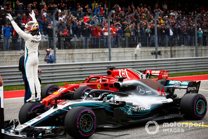 Ganador de la pole Lewis Hamilton, Mercedes AMG F1 celebra en Parc Ferme 