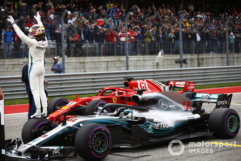 Lewis Hamilton, Mercedes AMG F1 W09 EQ Power+, festeggia dopo aver conquistato la Pole Position