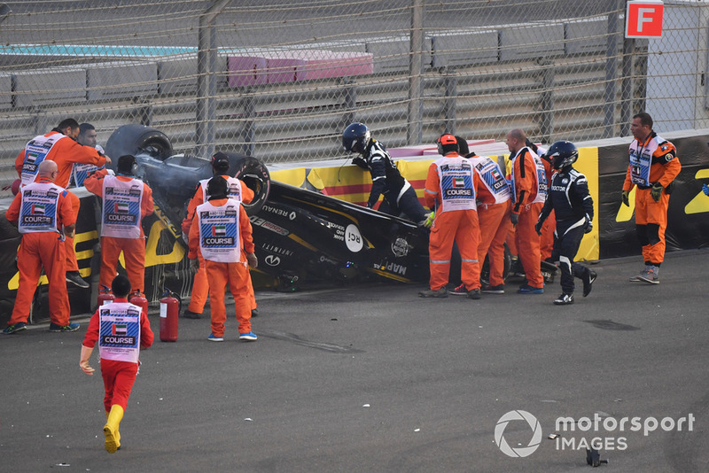 Les équipes médicales aident Nico Hulkenberg, Renault Sport F1 Team R.S. 18 après son crash