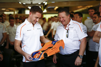 Zak Brown, Executive Director, McLaren Racing presents Stoffel Vandoorne, McLaren with a farewell gift from the team