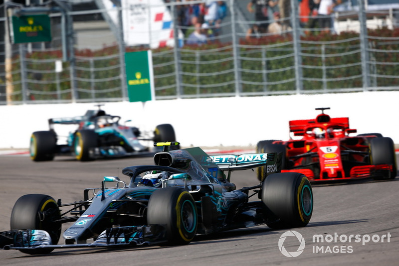 Valtteri Bottas, Mercedes AMG F1 W09, Sebastian Vettel, Ferrari SF71H, y Lewis Hamilton, Mercedes AMG F1 W09