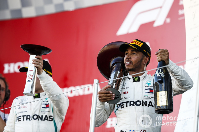 Il secondo classificato Valtteri Bottas, Mercedes AMG F1, il vincitore della gara Lewis Hamilton, Mercedes AMG F1, sul podio