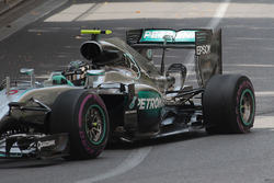 Nico Rosberg, Mercedes AMG F1 W07 Hybrid, mit Reifenschaden
