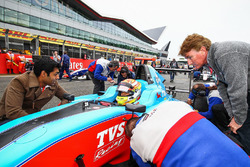 Karun Chandhok talks with Arjun Maini, Jenzer Motorsport