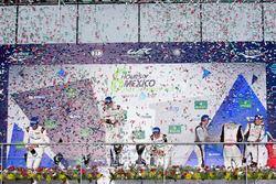 Podium: Sieger Timo Bernhard, Mark Webber, Brendon Hartley, Porsche Team; 2. Marcel Fässler, Andre L